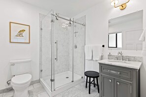 Dusche, Haartrockner, Handtücher, Shampoo