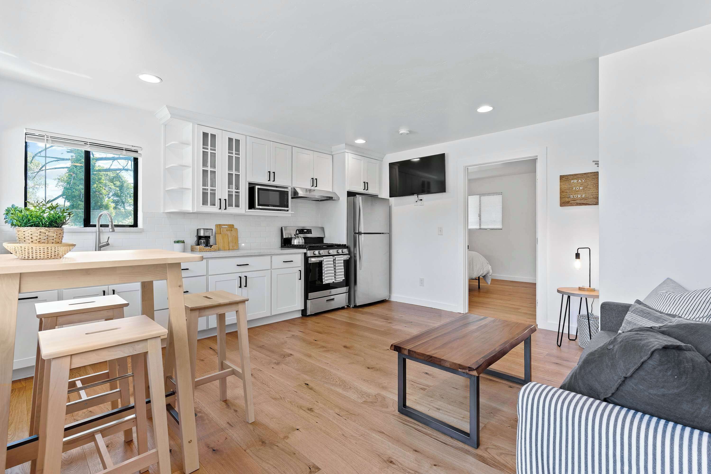 Fridge, microwave, oven, coffee/tea maker