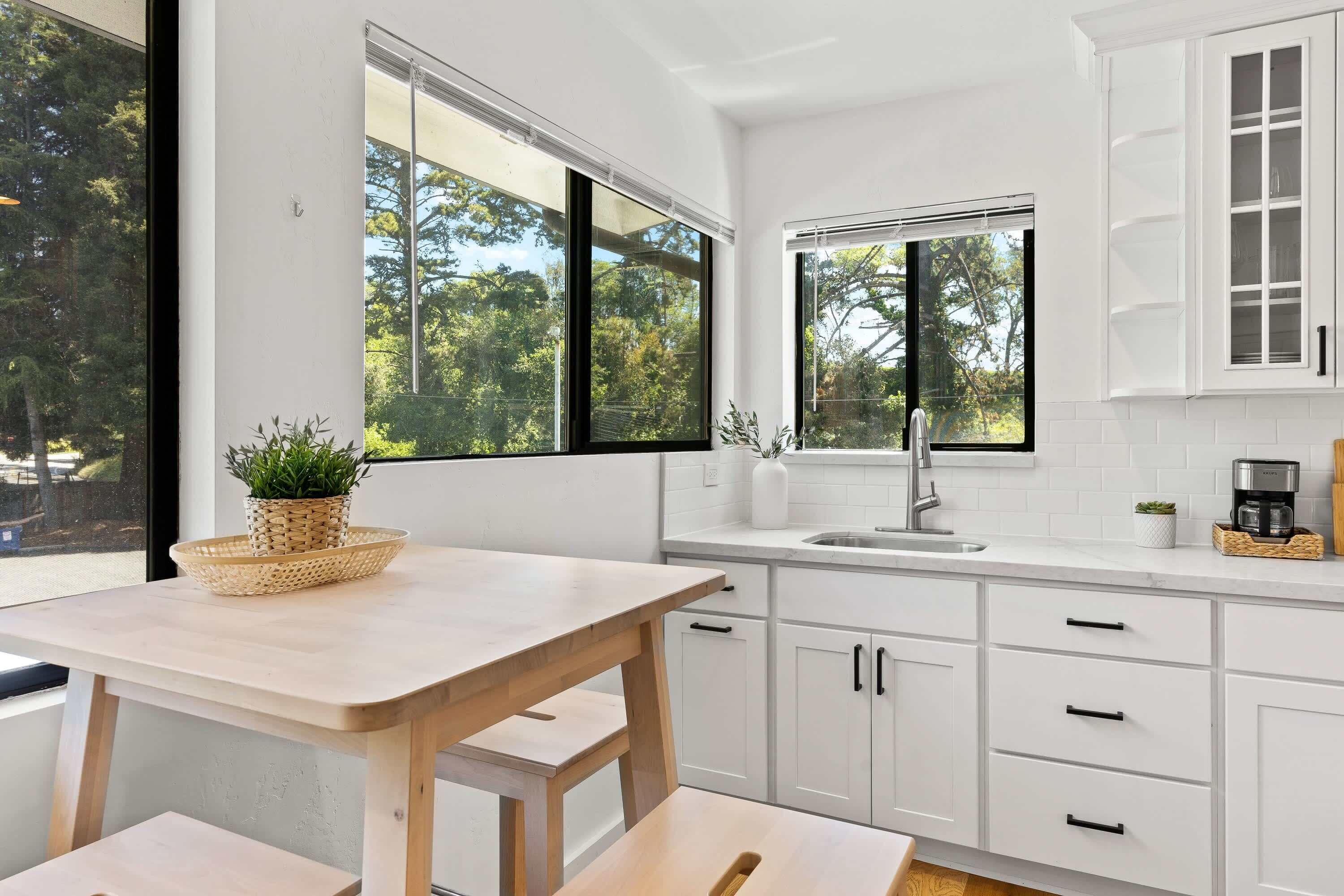 Kühlschrank, Mikrowelle, Ofen, Wasserkocher mit Kaffee-/Teezubehör