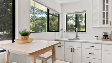 Kühlschrank, Mikrowelle, Ofen, Wasserkocher mit Kaffee-/Teezubehör