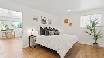 1 bedroom, travel cot, WiFi, bed sheets