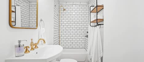 Dusche, Haartrockner, Handtücher, Shampoo