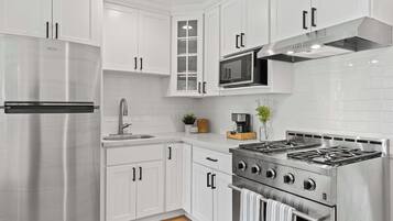 Geladeira, micro-ondas, fogão, cooktop