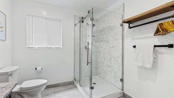 Een douche, een haardroger, handdoeken, shampoo