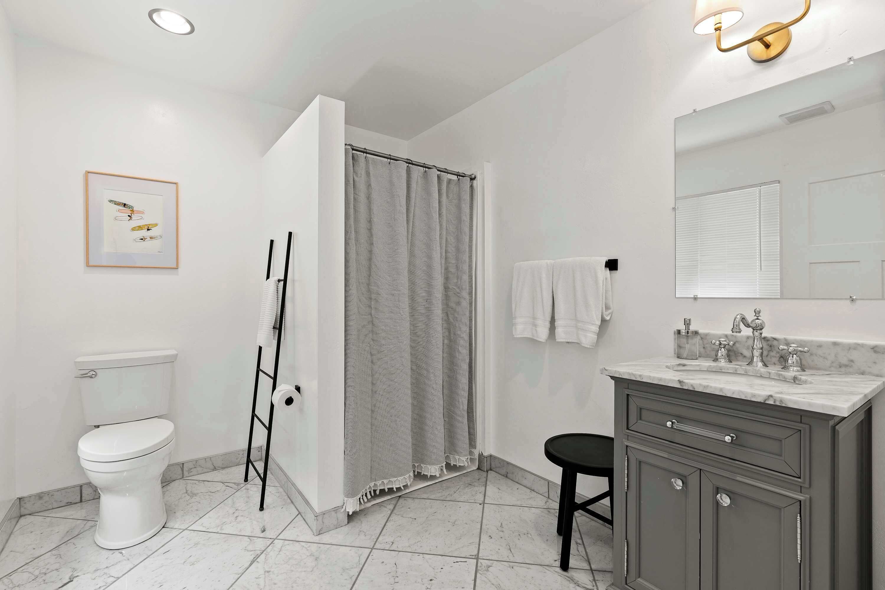 Shower, hair dryer, towels, shampoo