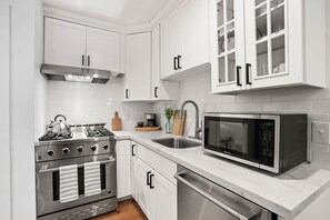 Frigorífico, microondas, horno y placa de cocina