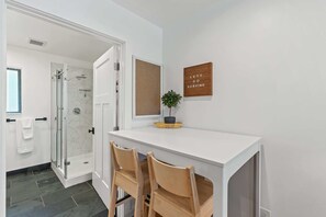 Dusch, hårtork och handdukar