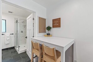 Shower, hair dryer, towels, shampoo - Manresa Surf House studio upstairs unit#5 (La Selva Beach)