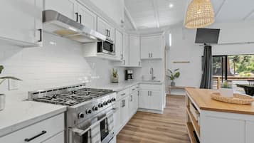 Geladeira, micro-ondas, fogão, cooktop