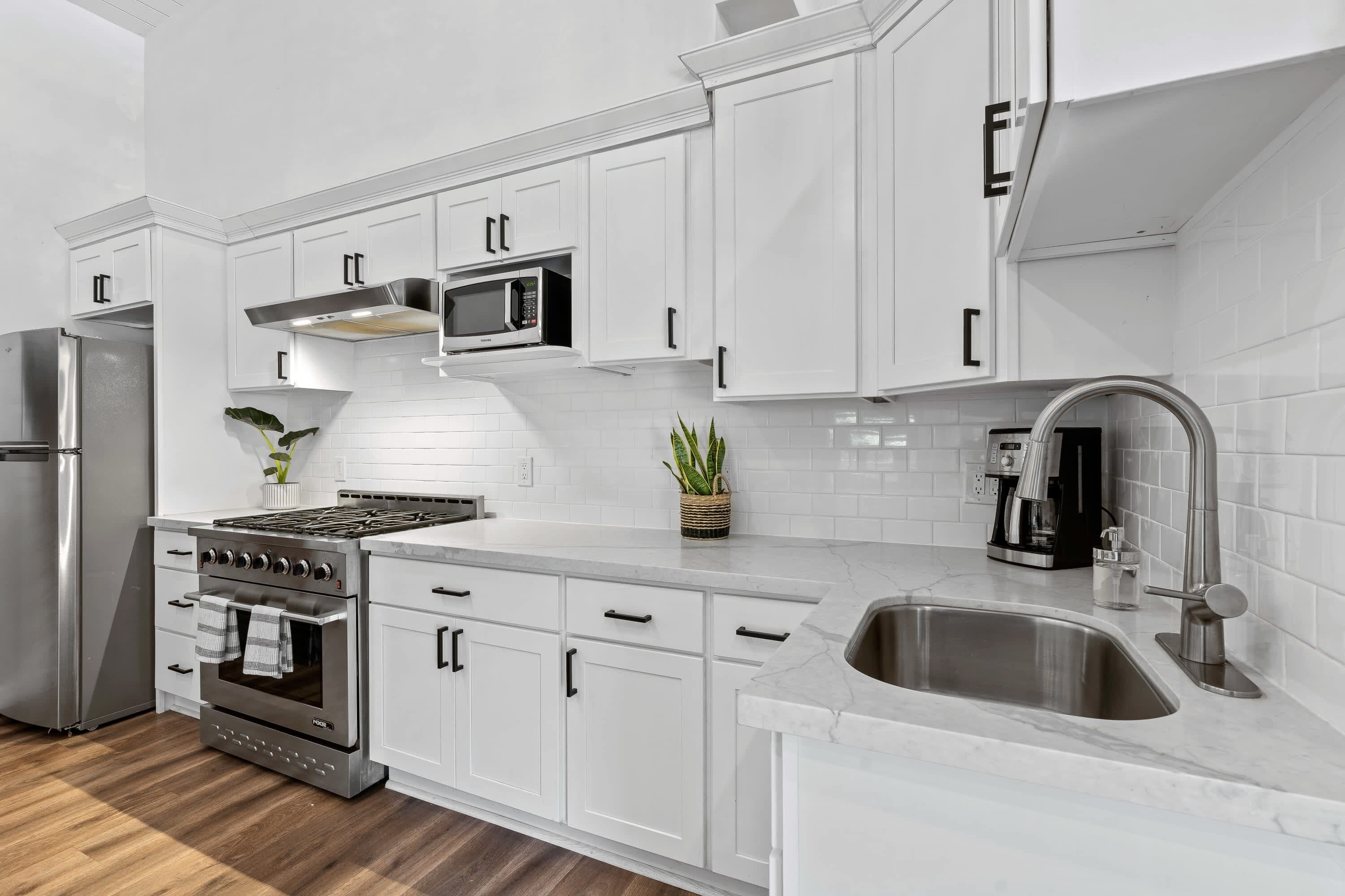 Een koelkast, een magnetron, een oven, een kookplaat