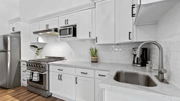 Een koelkast, een magnetron, een oven, een kookplaat