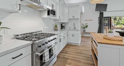 Manresa Surf House -2 bedroom- Hot Tub- Fire Pits