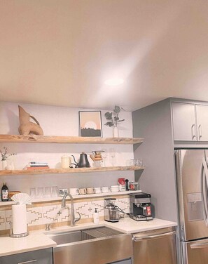 Kjøleskap, mikrobølgeovn, ovn og kokeplater