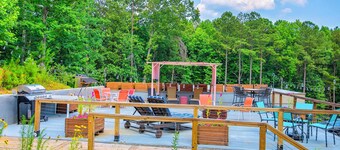 Hilltop Terrace 2 BR,1.5 BA guest apartment 1.5 miles from I-75.