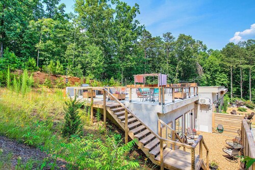 Hilltop Terrace 2 BR,1.5 BA guest apartment 1.5 miles from I-75.