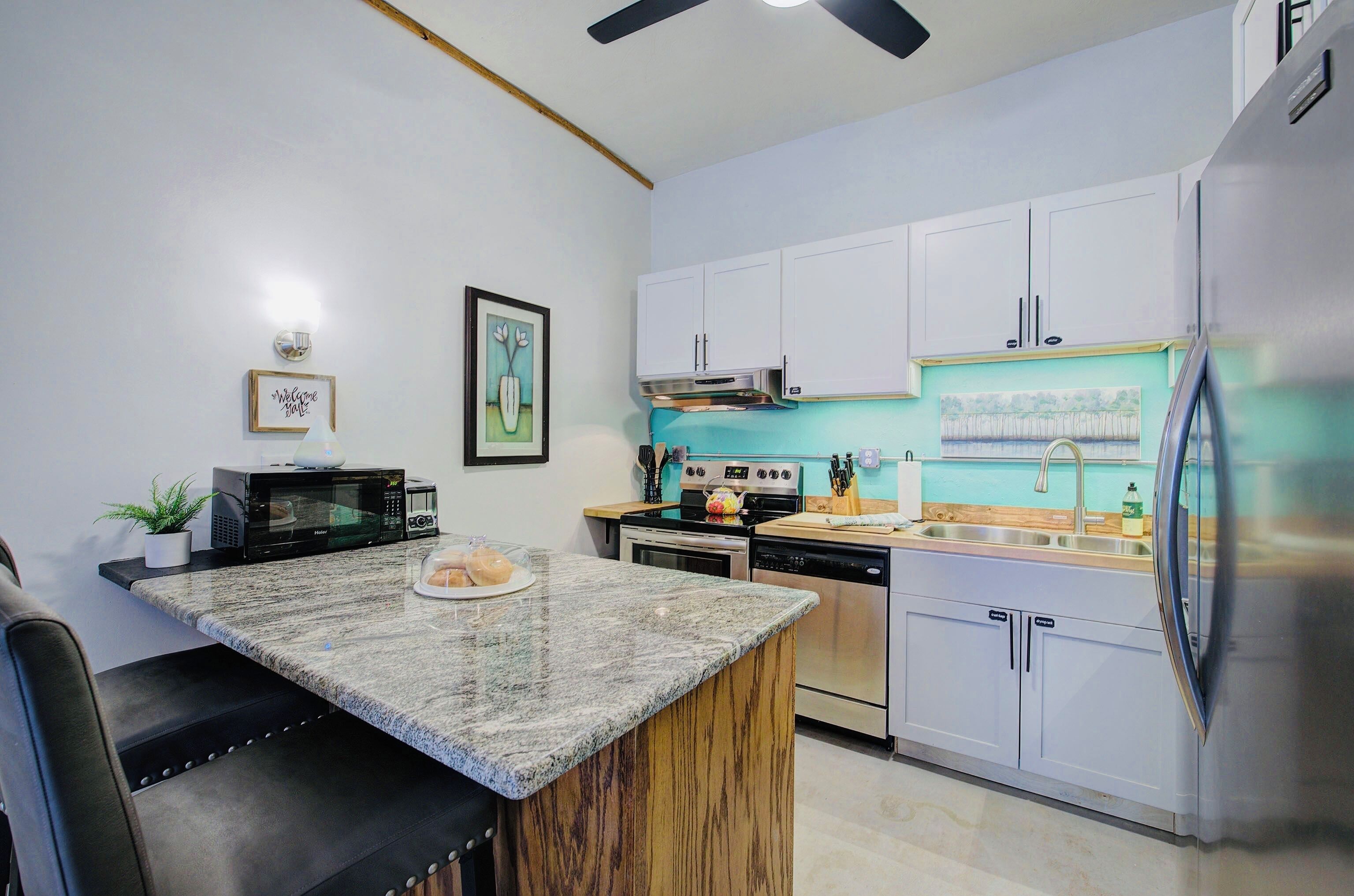 Refrigerador, microondas, horno y parrilla de estufa 