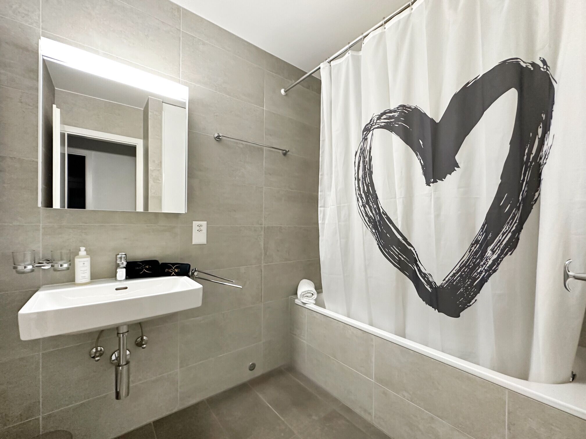 Baignoire, sèche-cheveux, serviettes fournies