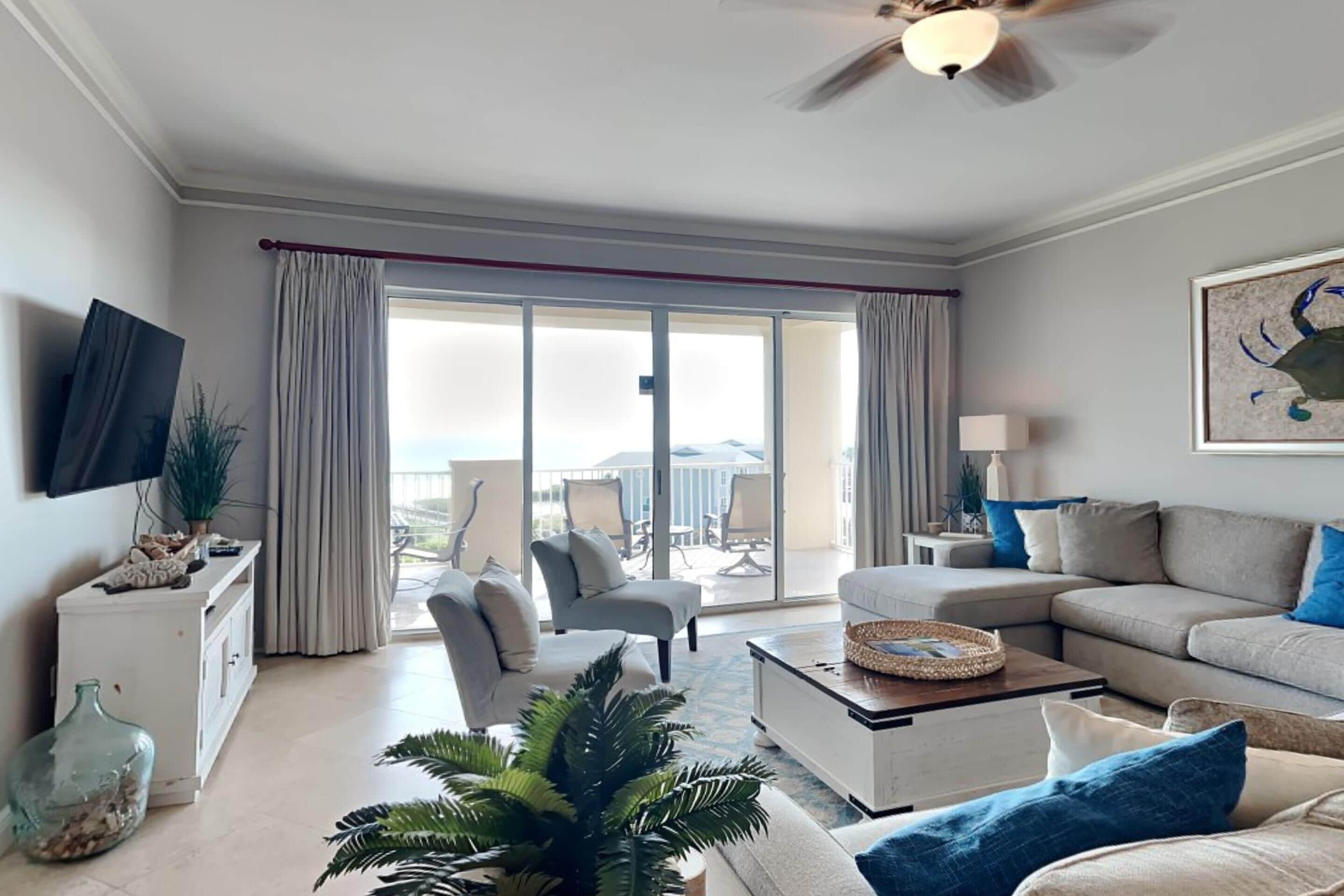 公寓式客房, 多张床, 阳台, 海洋景观 (#401 - No Pets Allowed) | 起居区 | 电视