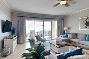 Apartment, Mehrere Betten, Balkon, Meerblick (#401 - No Pets Allowed) | Wohnbereich | Fernseher