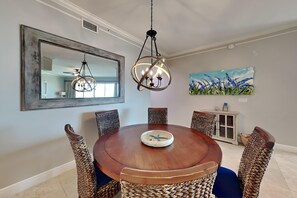 Condo, varias camas, balcón, vista al océano (#401 - No Pets Allowed) | Restaurantes