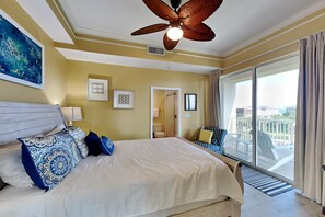 Condo, varias camas, balcón, vista al océano (#401 - No Pets Allowed) | 3 habitaciones, decoración personalizada y muebles diferentes 