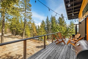 Property grounds - Family-Friendly Home Near Schweitzer Shuttle with Breathtaking Views (Sandpoint)