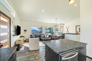 Smart-TV, DVD-Player, Tischfußball