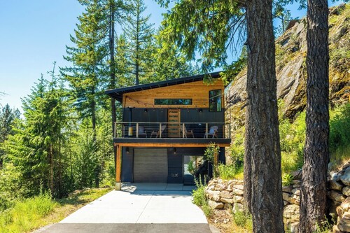 Family-Friendly Home Near Schweitzer Shuttle with Breathtaking Views
