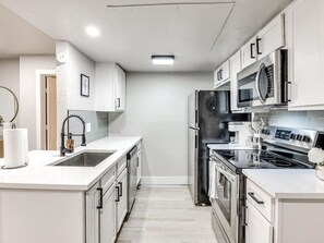 Kylskåp, mikrovågsugn, ugn och spishäll