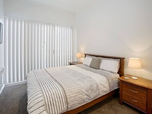 3 Schlafzimmer, Schreibtisch, Bügeleisen/Bügelbrett, WLAN