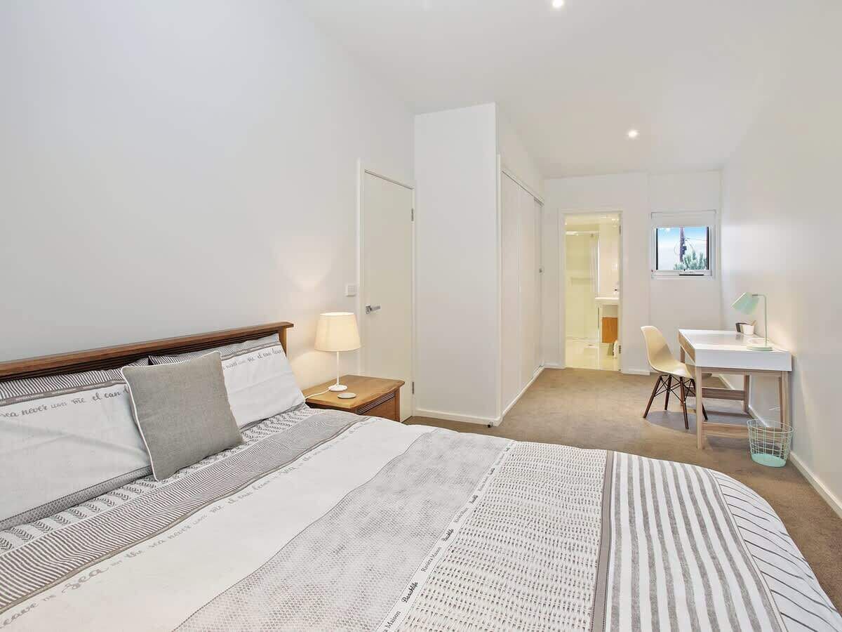 3 habitaciones, tabla de planchar con plancha, wifi y ropa de cama 