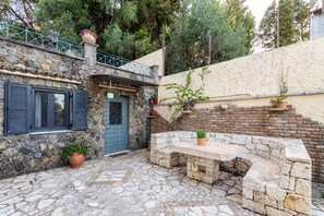 Outdoor dining - Harmony Suite Garden (Corfu)