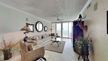 Condo (2 Bedrooms) | Property amenity