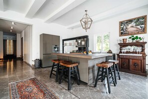 Four, lave-vaisselle, grille-pain