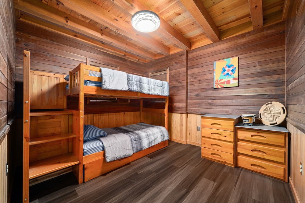 Indoor Pool, Theatre, Sauna, Large MTN Timber Frame Home Bat Cave Vrbo