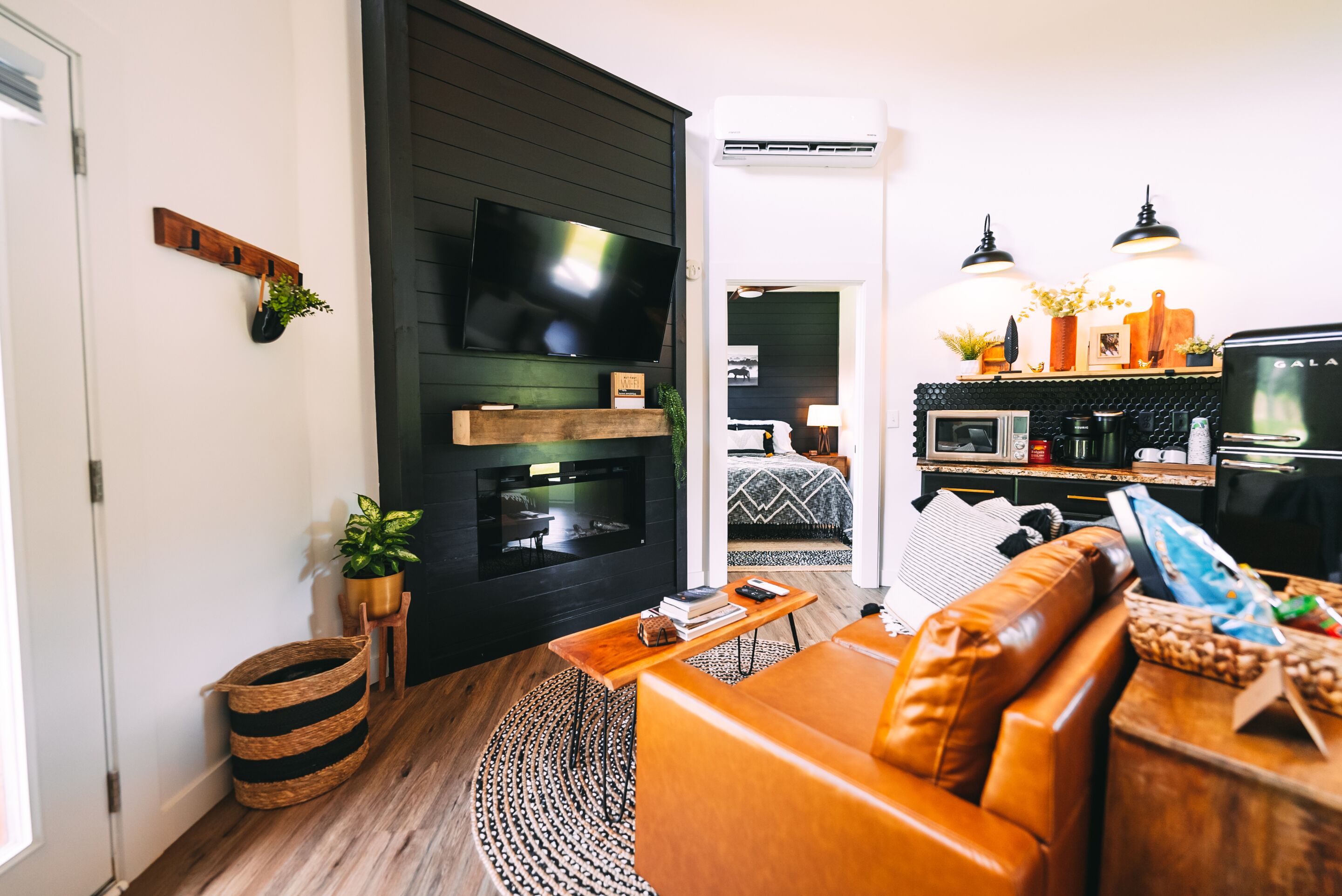 Una televisión, una chimenea