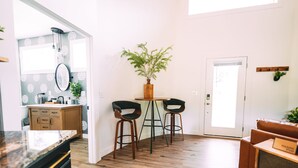 Una cocina moderna con armarios de madera, encimera de mármol y una planta en la mesa.