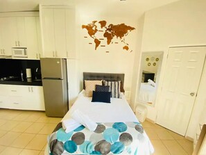 1 slaapkamer, een strijkplank/strijkijzer, wifi, beddengoed