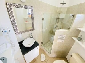 Haartrockner, Handtücher, Seife, Toilettenpapier