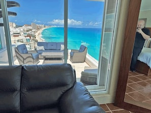 Uma varanda com vista para a praia e o oceano.