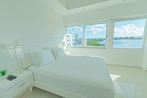 6 bedrooms, desk, iron/ironing board, travel cot