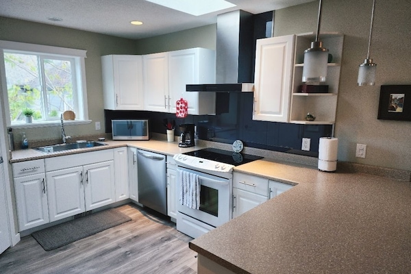 Kylskåp, mikrovågsugn, ugn och spishäll