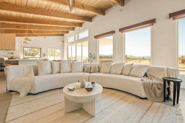Televisión, chimenea, mesa de ping pong