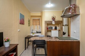 Jääkaappi, mikroaaltouuni, liesi, kahvin-/teenkeitin