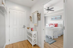 Apartment, 1 Queen-Bett und Schlafsofa, Balkon, Blick auf den Golfplatz (#307 - No Pets Allowed) | Innenbereich