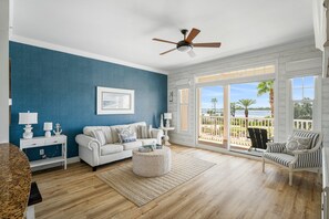 Apartment, 1 Queen-Bett und Schlafsofa, Balkon, Blick auf den Golfplatz (#307 - No Pets Allowed) | Wohnbereich | Fernseher