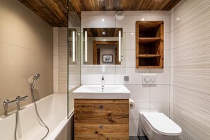 Bathtub, towels