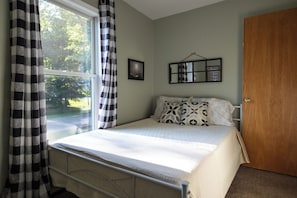 3 bedrooms, desk, iron/ironing board, free WiFi