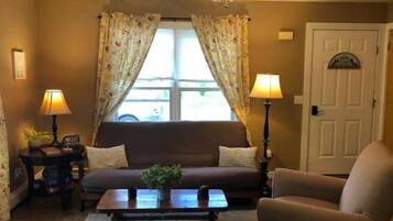 Televisión, chimenea, reproductor de DVD, mesa de ping pong