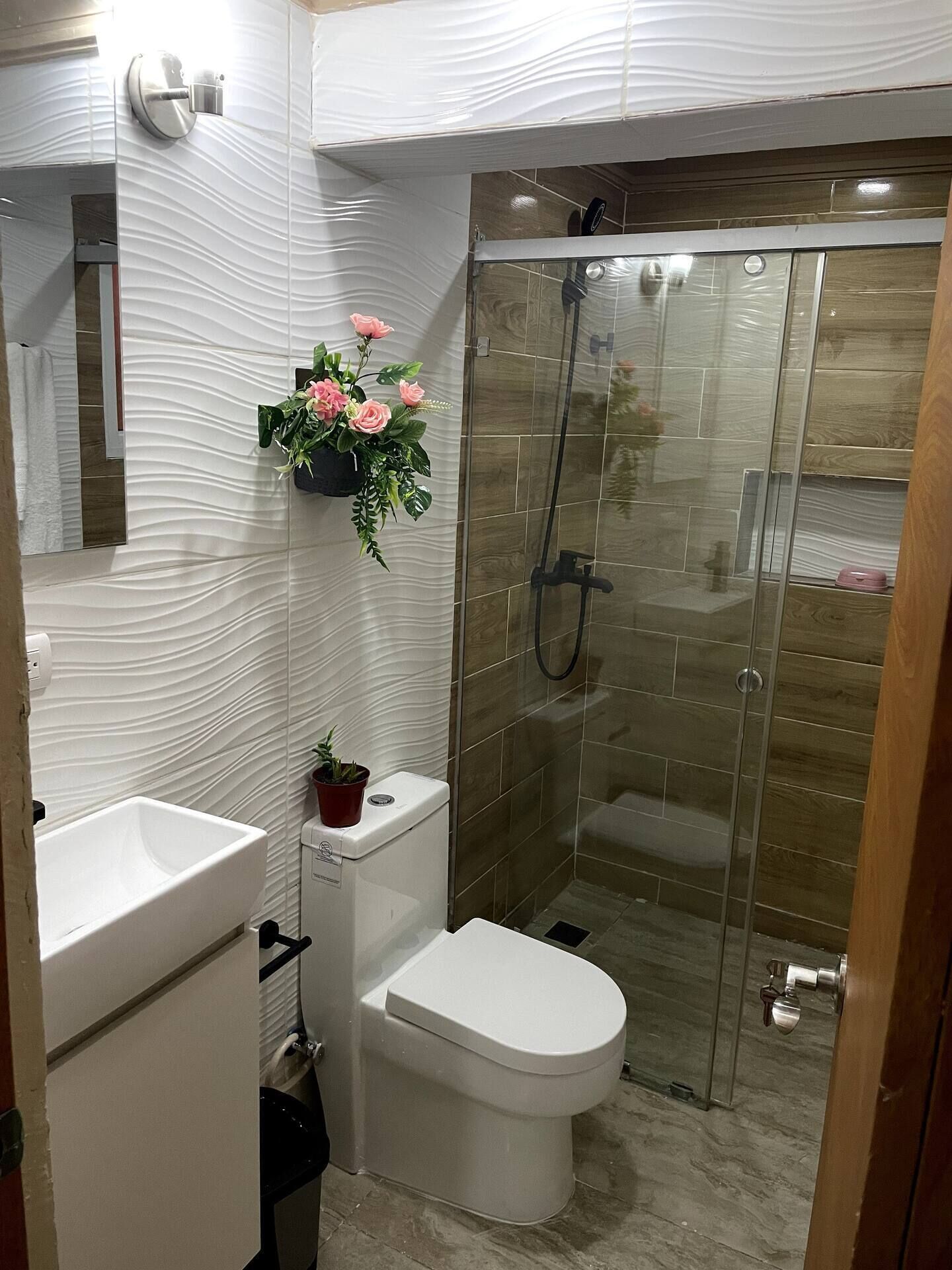 ヘアドライヤー、タオル、石鹸、トイレットペーパー